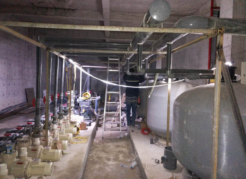 如何判断游泳池水过滤设备是否需要更换？